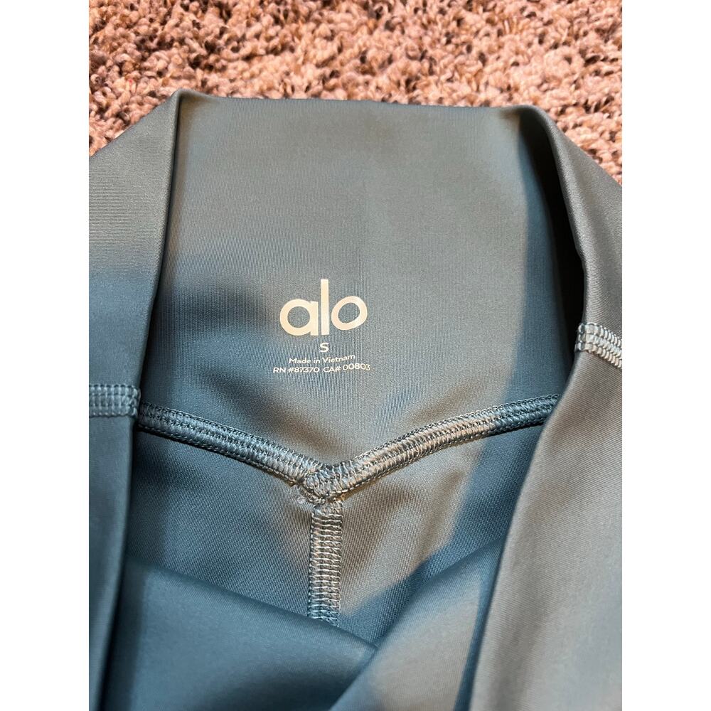 Alo Yoga 5" Airlift Energy Shorts 88$ - Picture 4 of 5